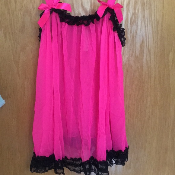 Bright pink lingerie - Picture 1 of 3